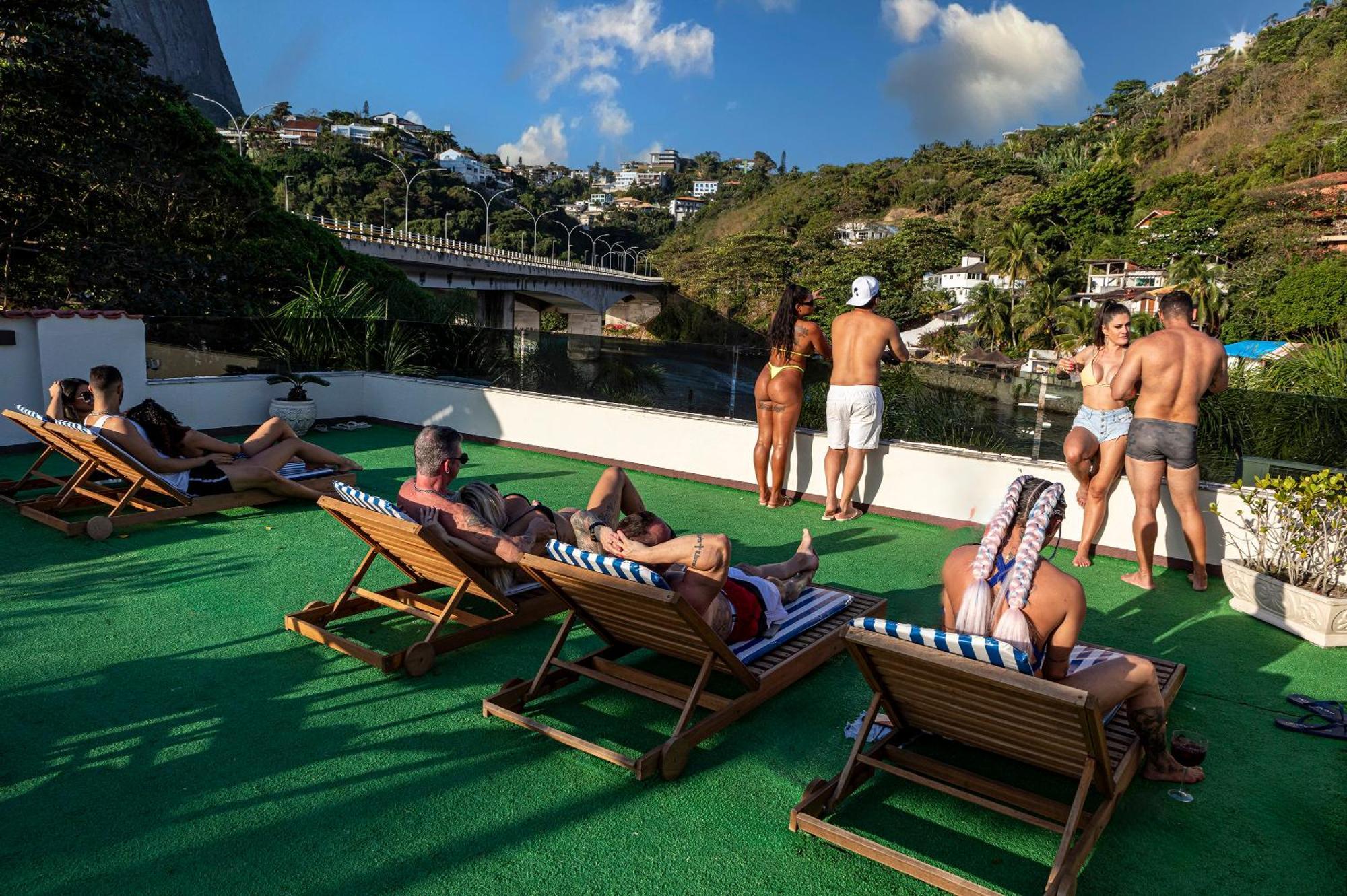 Riozin Liberal - Somente Adultos - Clothing Optional - Lifestyle Inn Rio de Janeiro